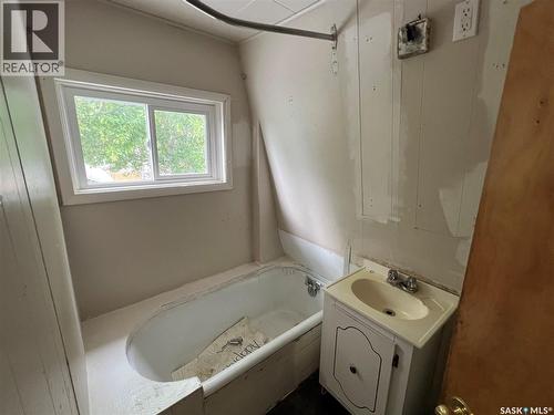 511 J Avenue S, Saskatoon, SK - Indoor Photo Showing Bathroom