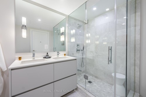 503-128 Pears Avenue, Toronto, ON - Indoor Photo Showing Bathroom