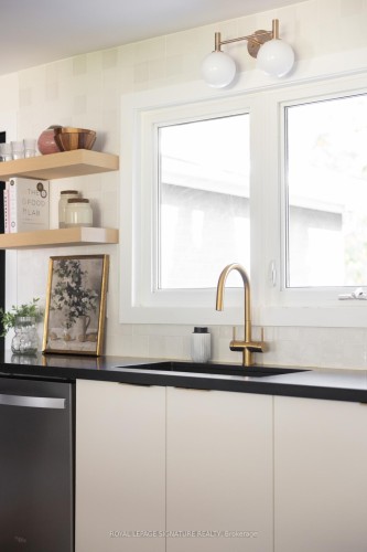 3495 Riverspray Crescent, Mississauga, ON - Indoor Photo Showing Kitchen