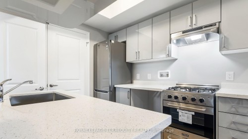 4-646 Lansdowne Avenue, Toronto, ON - Indoor Photo Showing Kitchen
