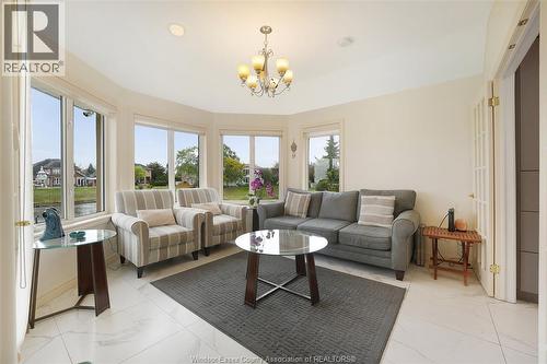 1075 Stoneybrook, Windsor, ON - Indoor Photo Showing Living Room