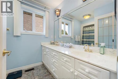 1075 Stoneybrook, Windsor, ON - Indoor Photo Showing Bathroom