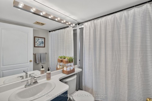 811-1276 Maple Crossing Boulevard, Burlington, ON - Indoor Photo Showing Bathroom