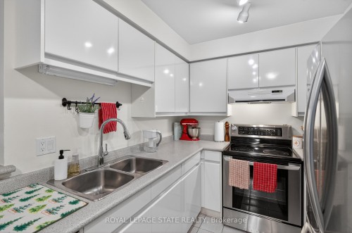 811-1276 Maple Crossing Boulevard, Burlington, ON - Indoor Photo Showing Kitchen With Double Sink