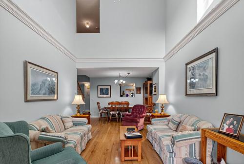 13-1800 Parkview Crescent, Kelowna, BC - Indoor Photo Showing Living Room