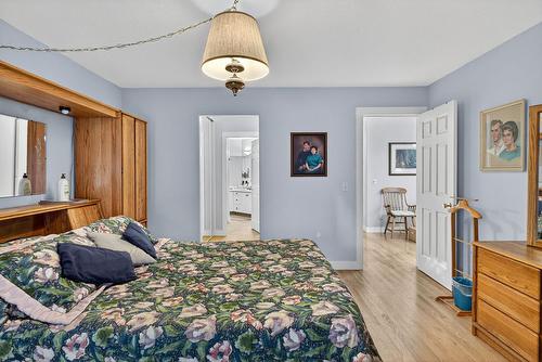 13-1800 Parkview Crescent, Kelowna, BC - Indoor Photo Showing Bedroom