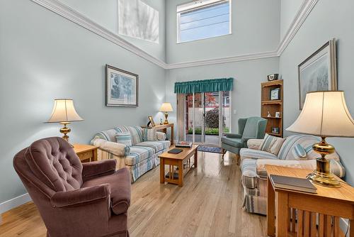 13-1800 Parkview Crescent, Kelowna, BC - Indoor Photo Showing Living Room