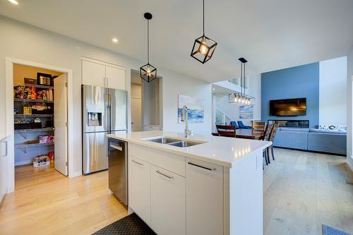 1312 Prairie Rose Drive, Kamloops, BC - Indoor Photo Showing Kitchen With Double Sink