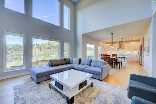 1312 Prairie Rose Drive, Kamloops, BC - Indoor Photo Showing Living Room