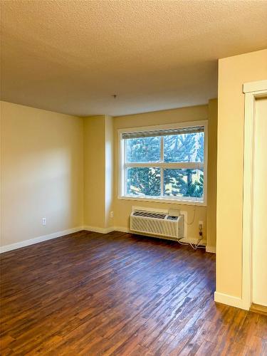 106-1475 Glenmore Road, Kelowna, BC - Indoor Photo Showing Other Room