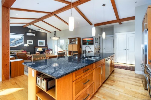 641-3666 Royal Vista Way, Courtenay, BC - Indoor Photo Showing Kitchen With Double Sink