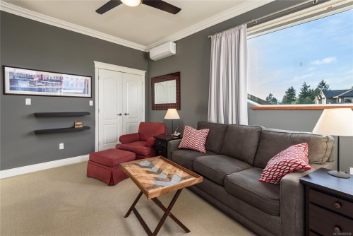 641-3666 Royal Vista Way, Courtenay, BC - Indoor Photo Showing Living Room