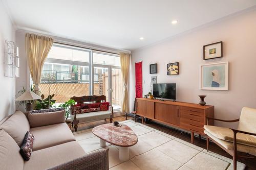 Living room - 201A-4821 Boul. St-Laurent, Montréal (Le Plateau-Mont-Royal), QC - Indoor Photo Showing Living Room