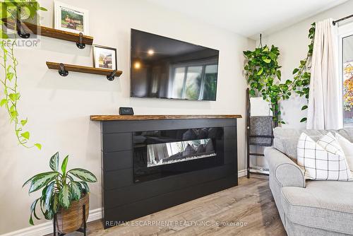 4117 Hixon Street, Lincoln, ON - Indoor With Fireplace