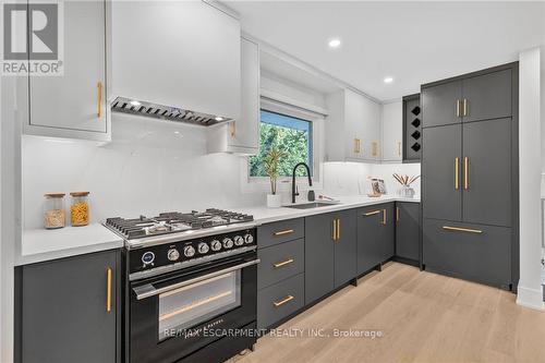 257 Strathcona Drive, Burlington, ON - Indoor Photo Showing Kitchen With Upgraded Kitchen