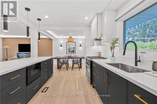 257 Strathcona Drive, Burlington, ON - Indoor Photo Showing Kitchen With Upgraded Kitchen