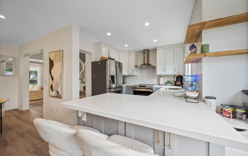 2320 Strawfield Court, Oakville, ON - Indoor Photo Showing Kitchen With Upgraded Kitchen