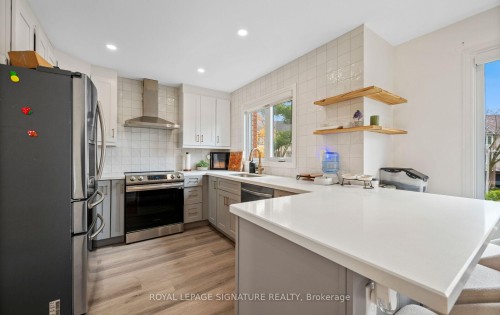 2320 Strawfield Court, Oakville, ON - Indoor Photo Showing Kitchen With Stainless Steel Kitchen