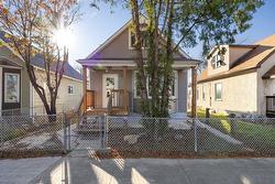 694 Aberdeen Avenue  Winnipeg, MB R2W 1E7