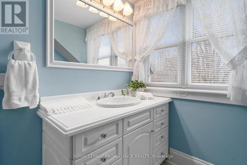 25 Prinyers Cove Crescent, Prince Edward County (North Marysburg Ward), ON - Indoor Photo Showing Bathroom