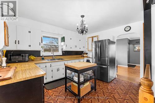 1704 King Street, Scugog, ON - Indoor Photo Showing Kitchen With Double Sink