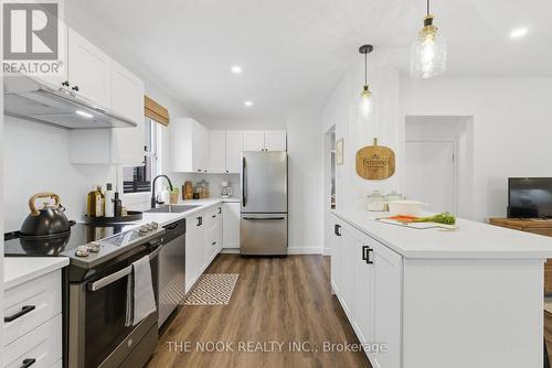 135 Admiral Road, Ajax (South East), ON - Indoor Photo Showing Kitchen With Upgraded Kitchen