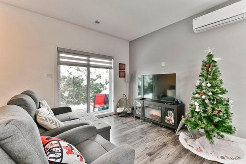 Salon - 259Z  - 261Z Rue Des Érables, Lavaltrie, QC - Indoor Photo Showing Living Room