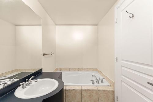 Bathroom - 5429 Rue Garnier, Montréal (Le Plateau-Mont-Royal), QC - Indoor Photo Showing Bathroom