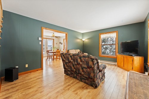Salon - 240 Ch. De Brome, Lac-Brome, QC 