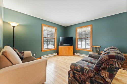 Salon - 240 Ch. De Brome, Lac-Brome, QC 