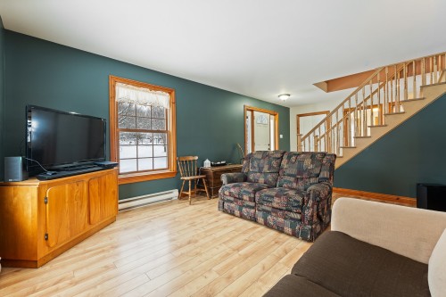 Salon - 240 Ch. De Brome, Lac-Brome, QC 