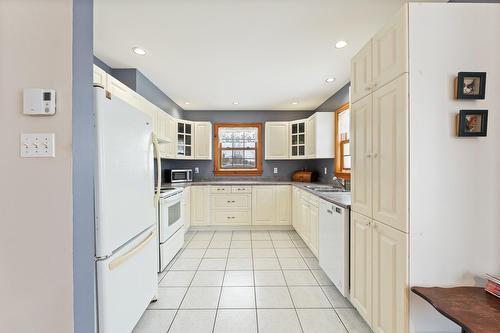 Cuisine - 240 Ch. De Brome, Lac-Brome, QC - Indoor Photo Showing Kitchen With Double Sink