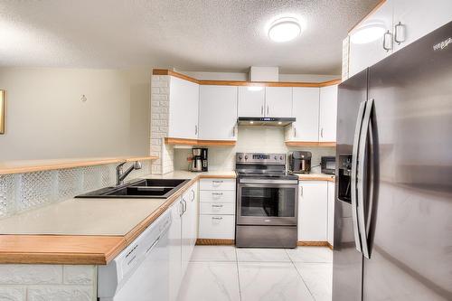 Cuisine - 202-4330 Rue De La Seine, Laval (Chomedey), QC - Indoor Photo Showing Kitchen With Double Sink
