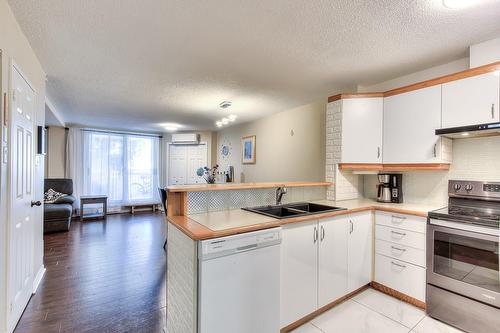 Cuisine - 202-4330 Rue De La Seine, Laval (Chomedey), QC - Indoor Photo Showing Kitchen With Double Sink