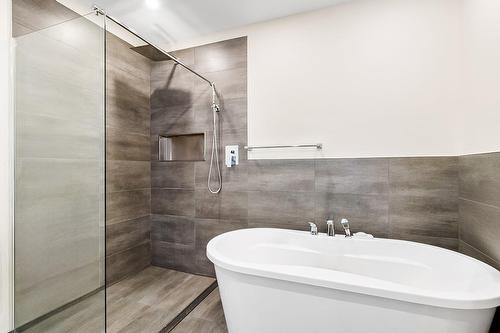 Bathroom - 15  - 17 Av. Boyer, Montréal (Lachine), QC - Indoor Photo Showing Bathroom