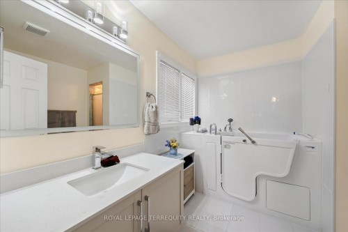 15 Waring Avenue, Whitby, ON - Indoor Photo Showing Bathroom