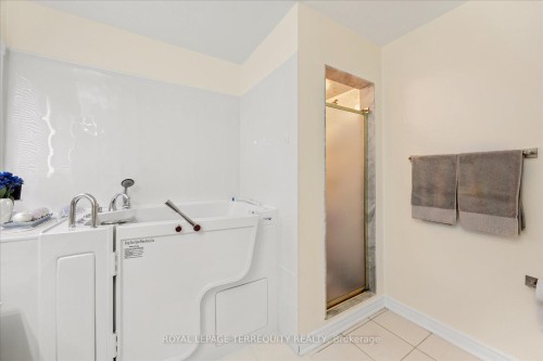 15 Waring Avenue, Whitby, ON - Indoor Photo Showing Bathroom