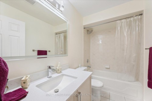 15 Waring Avenue, Whitby, ON - Indoor Photo Showing Bathroom