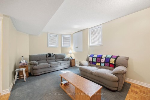 15 Waring Avenue, Whitby, ON - Indoor Photo Showing Living Room