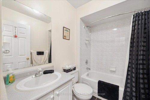 15 Waring Avenue, Whitby, ON - Indoor Photo Showing Bathroom