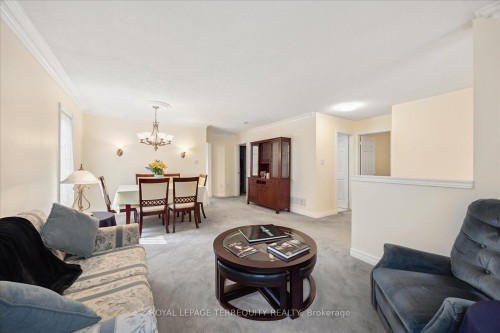 15 Waring Avenue, Whitby, ON - Indoor Photo Showing Living Room