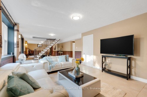 23 Burnview Crescent, Toronto, ON - Indoor Photo Showing Living Room
