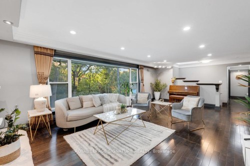 23 Burnview Crescent, Toronto, ON - Indoor Photo Showing Living Room