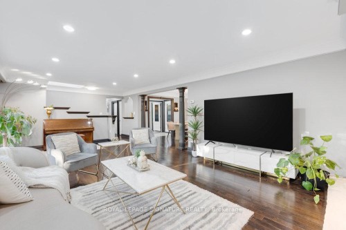 23 Burnview Crescent, Toronto, ON - Indoor Photo Showing Living Room