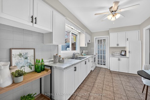 15 Grand Avenue, Grimsby, ON - Indoor Photo Showing Kitchen With Double Sink