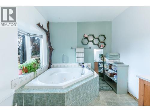 4638 Samuelson Road, Canyon, BC - Indoor Photo Showing Bathroom
