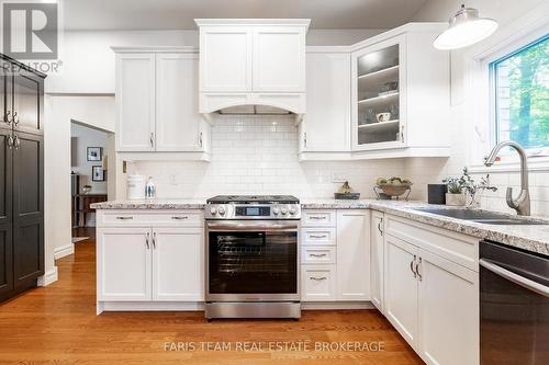 7 Bailey Crescent, Tiny, ON - Indoor Photo Showing Kitchen With Upgraded Kitchen