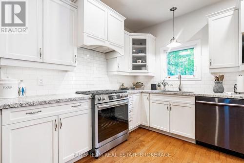 7 Bailey Crescent, Tiny, ON - Indoor Photo Showing Kitchen With Upgraded Kitchen