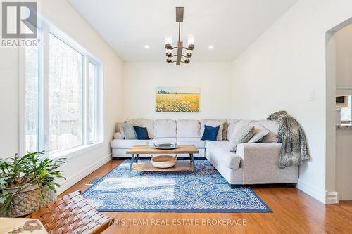 7 Bailey Crescent, Tiny, ON - Indoor Photo Showing Living Room