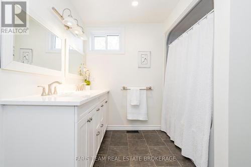7 Bailey Crescent, Tiny, ON - Indoor Photo Showing Bathroom